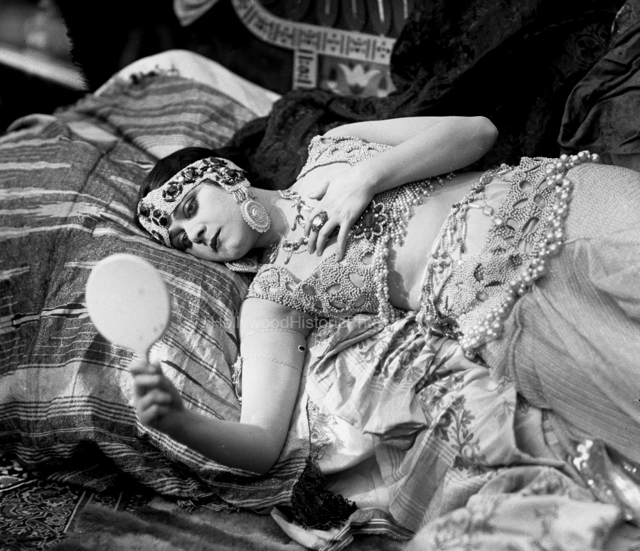 1917 1 Cleopatra wm.jpg